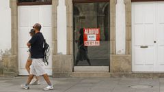 Un cartel de alquiler luce en el escaparate de un bajo vac�o en la Plaza de Santo Domingo, en pleno casco hist�rico de Lugo, donde las rentas medias rozan los 1.600 euros al mes.