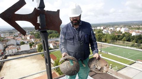 A la cruz con veleta que corona la c�pula de los Escolapios hay que cambiarle algunas piezas