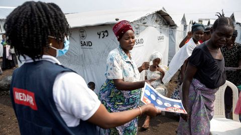 Una promotora de salud reparte folletos informativos sobre medidas contra la mpox en la Repblica Democrtica del Congo