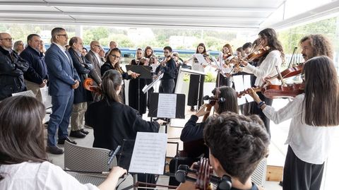 P�blico en p� durante a interpretaci�n do Himno Galego por parte da Orquestra de Corda do Conservatorio de Carballo  