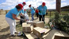 Voluntarios de la ASCM participan de las labores de recogida en As Cabazas