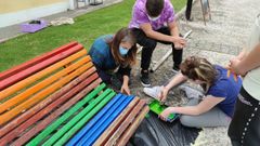 Los j�venes participaron de forma activa en la restauraci�n de los bancos.