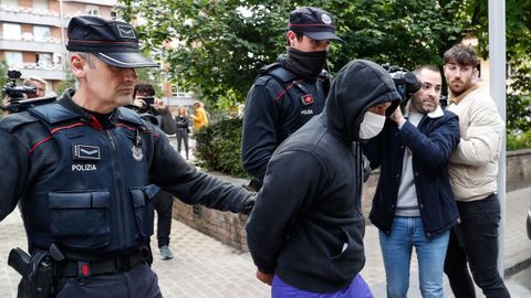 Agentes de la polica autonmica vasca trasladan al detenido por los asesinatos de gais de Bilbao, en una imagen de archivo.