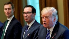 El secretario del Tesoro, Steven Mnuchin, con Trump