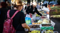 Una mujer compra frutas y verduras en una feria comunitaria para combatir la inflaci�n, en Buenos Aires 