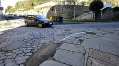 Calle Espartero. Misi�n imposible en silla de ruedas o con carritos. En el casco antiguo y en el entorno del puerto son muchos los espacios en los que las aceras y sendas peatonales est�n casi reducidas a cascotes que cada d�a despedazan m�s las ruedas de coches y furgones. Por contra, transitar por la zona en una silla de ruedas o empujando un carrito de beb� se convierte en una tarea complicada.