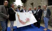 O conselleiro recibiu o mapa do territorio que se pretende declarar patrimonio da Unesco. 