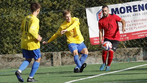 Lalas (de rojo) presiona a un jugador rival durante un partido.