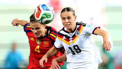 Irene Paredes pugna con Klara Buhl