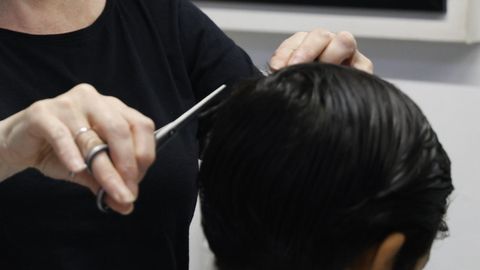 Imagen de archivo de la trabajadora de una peluquer�a. 