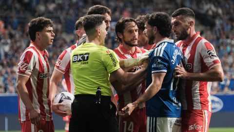 Derbi asturiano entre el Real Oviedo y el Real Sporting de Gijon en el Tartiere
