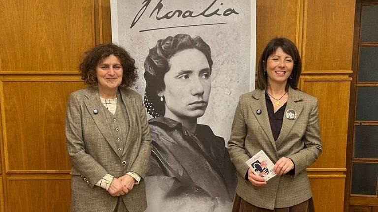 <span lang= gl >Ao alcaldesa, Goretti Sanmart&iacute;n, e a deputada provincial Sol Agra, cunha imaxe de Rosal&iacute;a de fondo, na presentaci&oacute;n non pazo de Raxoi d&aacute; programaci&oacute;n d&aacute; oitava edici&oacute;n do festival</span>