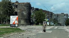 Una mujer camina cerca de la lnea del frente en la localidad de Pokrovsk.