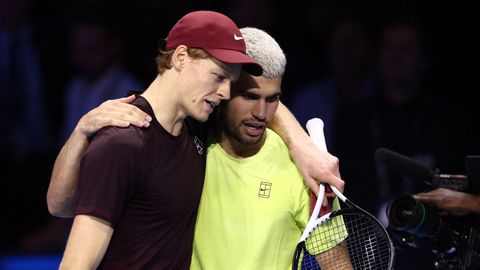 Alcaraz y Sinner se abrazan a la conclusi�n de la final disputada ayer en Tur�n