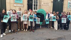 Parte de los artirtas participantes en la iniciativa Espazo Abertos, ante el Museo Municipal de Ourense  