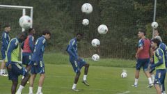 - Los jugadores durante el entrenamiento del Real Oviedo en la Ciudad Deportiva El Requexón