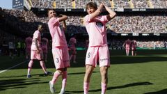 Fer L�pez, acompa�ado de �scar Mingueza, celebrando su gol con el gesto caracter�stico del golf.