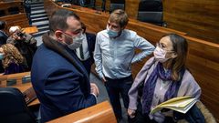 El presidente del Principado, Adri�n Barb�n (i) conversa con los portavoces de Podemos, Daniel Ripa (c) e IU, �ngela Vallina (d) tras sacar adelante el presupuesto del Principado para 2021