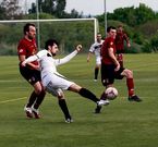 Los granates Jacobo y David P�rez, presionando ayer a un rival en el sint�tico de O Cond�s.