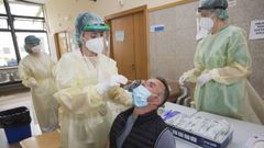 El cribado masivo en Laxe comenz� ayer por la tarde 