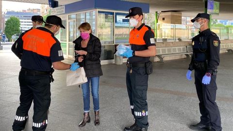 Reparto de mascarillas en la estacin de autobuses de Oviedo.