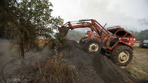 Ante la falta de medios, los vecinos de Chavaga y Cereixa, en Monforte y Brolln respectivamente, se las apaan con palas y cisternas