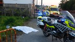 LA �LTIMA V�CTIMA Una s�bana tapa el cuerpo de la mujer que muri� el domingo por la tarde en un accidente de moto en Catoira. Iba de pasajera en una moto que fue 
a estrellarse contra una estructura de madera en el lado izquierdo de la carretera. Es la �ltima v�ctima de un accidente de moto en Galicia. 