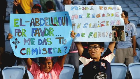J�venes aficionados, con pancartas en Bala�dos durante el Celta-Athletic.