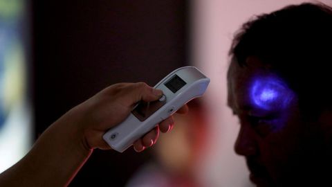 - Trabajadores del Ministerio de Salud revisan la temperatura de pasajeros provenientes de un vuelo de Espa�a el 2 de marzo