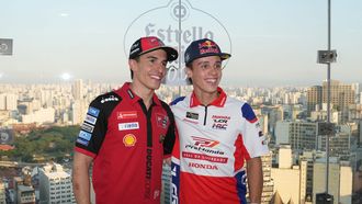 Marc M�rquez y Diogo Moreira, posando en S�o Paulo en el evento de Estrella Galicia 0,0.