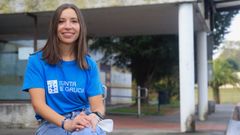 Mercedes Prin, voluntaria del programa ASF Acompaña, delante del Hospital Naval de Ferrol