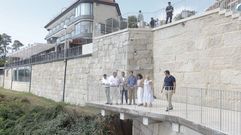 El alcalde de Sanxenxo, Telmo Mart�n, y el presidente de la Diputaci�n, Luis L�pez, visitaron la zona de Silgar donde comenzar� el paseo litoral