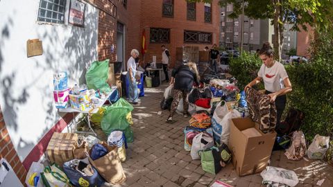  Grupos de personas ayudan en la recogida de palas, cubos, alimentos no perecederos, agua, productos primera necesidad y ropa para enviar a Valencia para afectados por el temporal