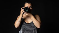 Nuria Atanes, la autora de las im�genes que se muestran en el Concello de Catoira.