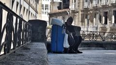 Una mujer que vive en la calle, con sus maletas en el casco hist�rico de Ourense