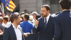 El presidente del Principado de Asturias, Adrin Barbn (c), a su llegada a la toma de posesin del presidente electo de la Generalitat, Salvador Illa, este sbado en Barcelona