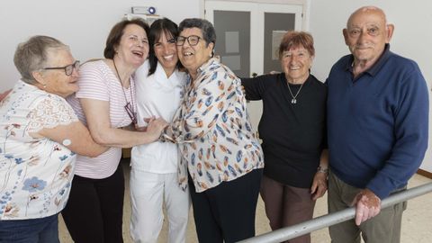 Raquel Figueroa Allo, con cinco usuarios que esta semana acudieron a fisioterapia en Cee.