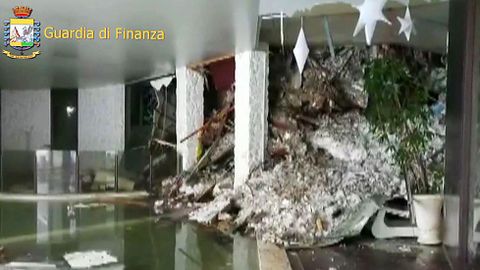 Im�genes del interior del hotel Rigopiano, en los Abruzos, sepultado por un alud de nieve, ramas y tierra