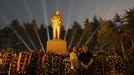 Una pareja se fotograf�a ante una estatua de Mao en Shaoshan, en la provincia de Hunan