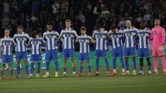 El once del Deportivo ante el Zaragoza durante el minuto de silencio.