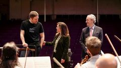 La alcaldesa, In�s Rey, con el director de la OSG, Roberto Gonz�lez-Monjas, y el gerente de la orquesta, Juan Antonio Cu�llar, durante un ensayo previo al concierto que ofrecieron este mi�rcoles en Londres