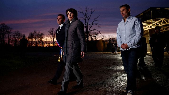 La ministra franesa de Agricultura saliendo el jueves de una reuni�n con ganaderos en Gambais