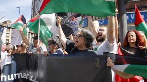 Las protestas por la presencia del equipo Israel Premier-Tech en la Vuelta Ciclista a Espaa han proseguido este sbado coincidiendo con el arranque de la decimocuarta etapa de la Vuelta ciclista a Espaa, que se disputa sobre 135,9 kilmetros en Asturias con comienzo en Avils y final en las duras rampas del Alto de la Ferrapona, en los lagos de Somiedo