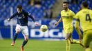 Jimmy y Alex Milln disputan un baln durante el Oviedo-Villarreal B