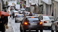 Calle Coru�a. Muchos padres paran en mitad de la calzada para apear a sus hijos y los llevan hasta la puerta del colegio, ocasionando importantes retenciones en la circulaci�n. 