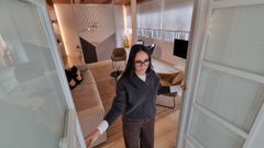 Ana Morales, de Noro Plaza, un alojamiento en el centro de A Coru�a, abre las puertas de uno de sus apartamentos, que lleva reservado desde hace m�s de un a�o