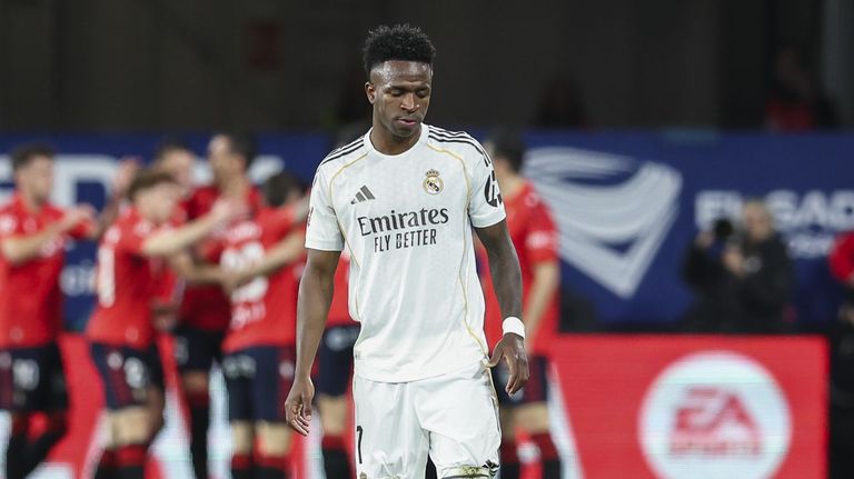 Vin&iacute;cius, lam&eacute;ntandose tras un gol del Osasuna, con los jugadores locales de fondo.