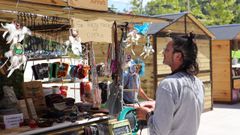 En el puesto La Magia de Selma, venden complementos de cuero hechos a mano entre otros productos