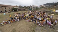 Imagen de ayer de la visita en la aldea.