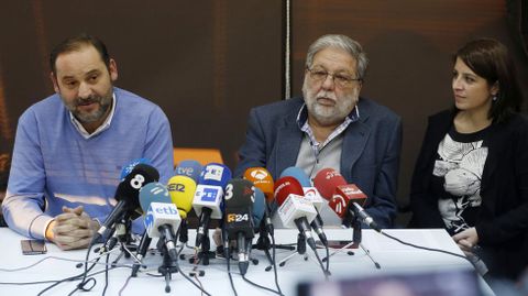 El secretario general del PSPV-PSOE de Valencia, Jos� Luis �balos, el alcalde de Dos Hermanas, Francisco Toscano, y la secretaria de Pol�tica Municipal del PSOE, Adriana Lastra 